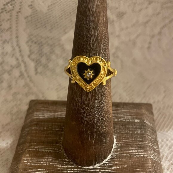 Vintage-Style Black Enamel Heart Ring with Star Crystal Size 6 - Picture 1 of 3